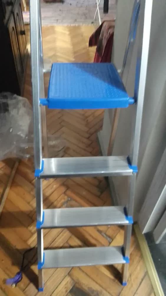 foto de Escada Doméstica De Alumínio 4 Degraus Mor Antiderrapante