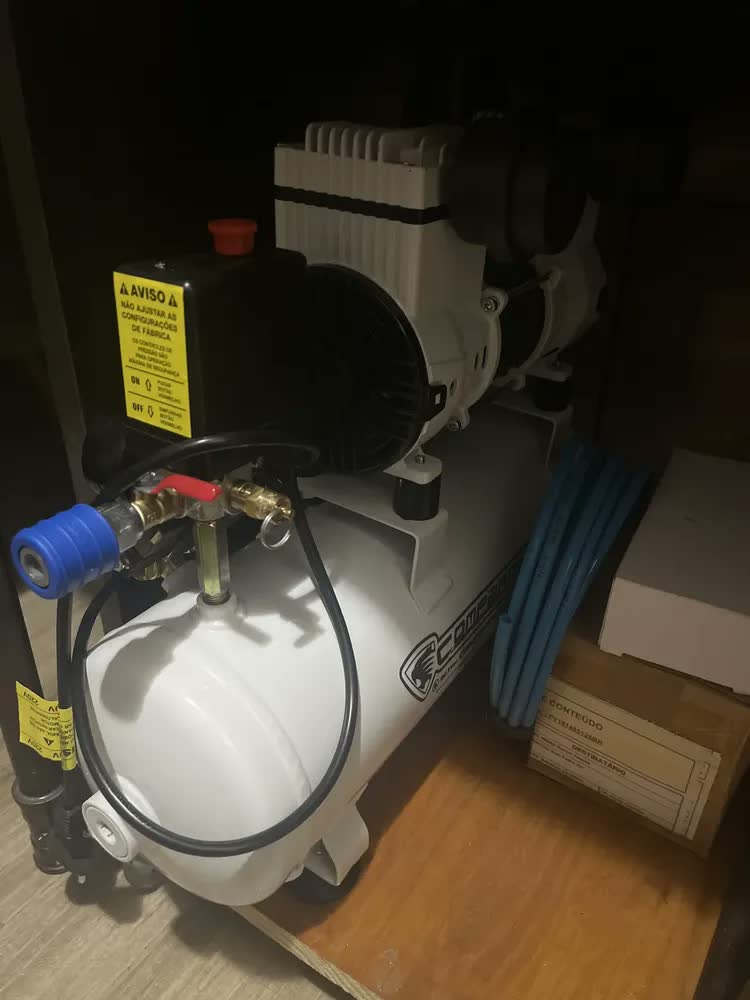 foto de Compressor De Ar Portátil 8l 1,1 Hp 1100 8 Litros Compbrasil