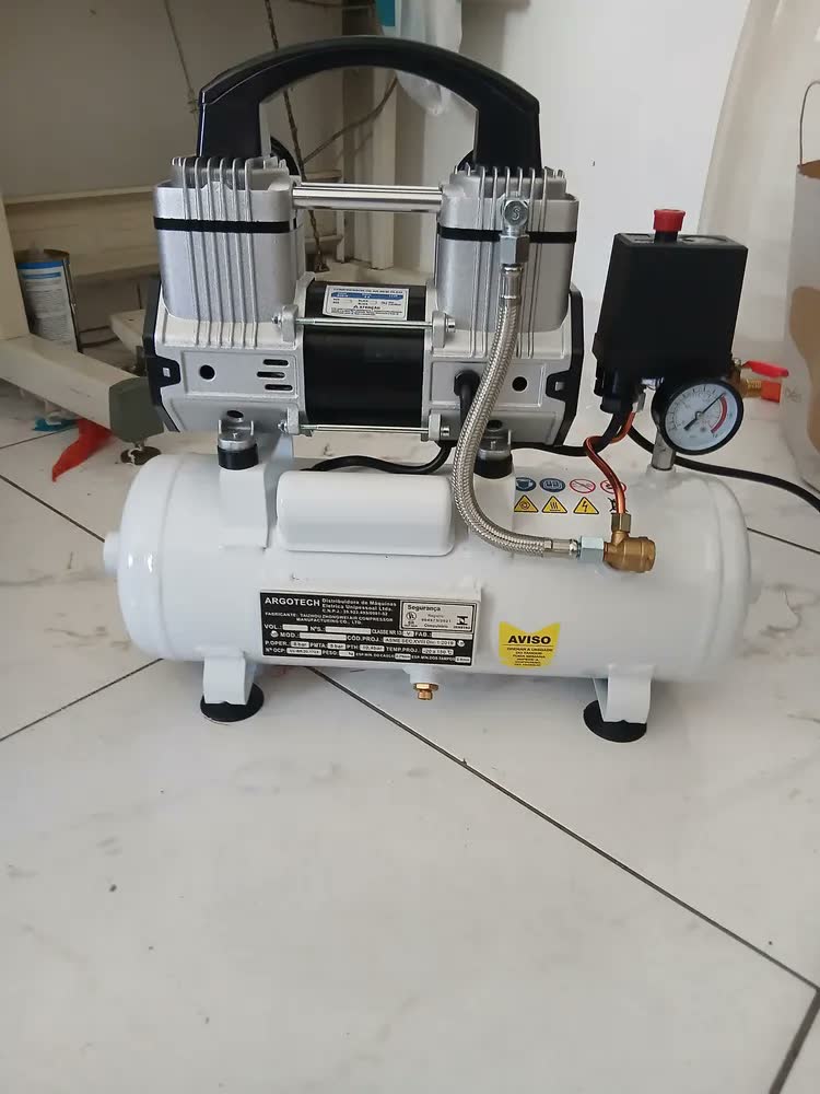 foto de Compressor De Ar Portátil 8l 1,1 Hp 1100 8 Litros Compbrasil