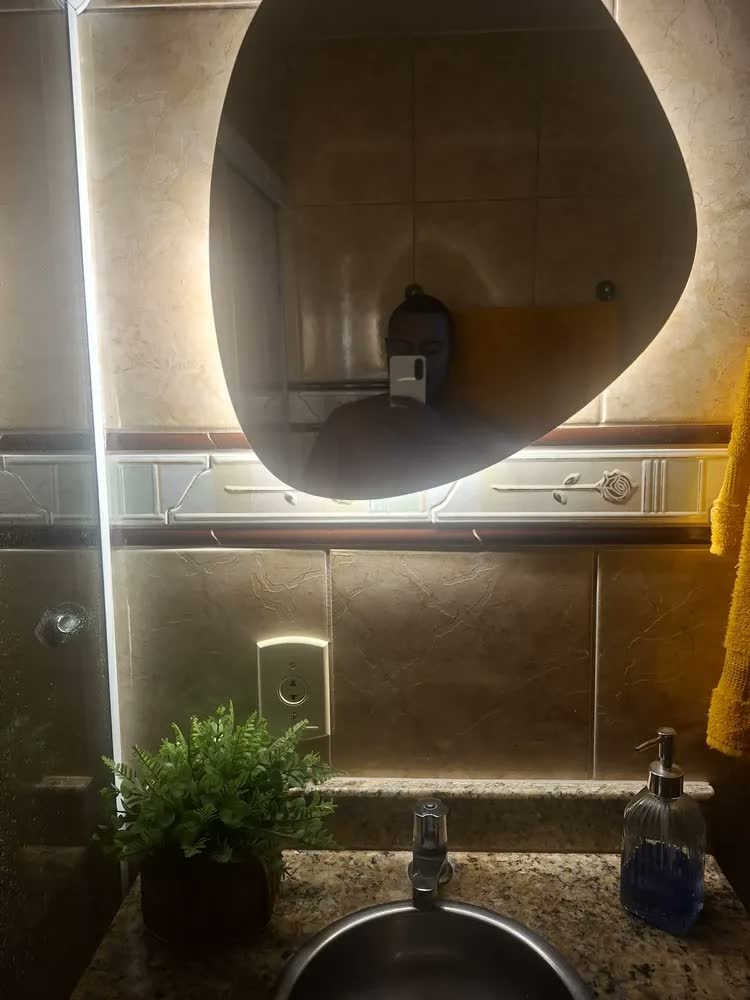foto de Espelho Led Orgânico 50x60 Sem Fio Lavabo Maquiagem Quarto