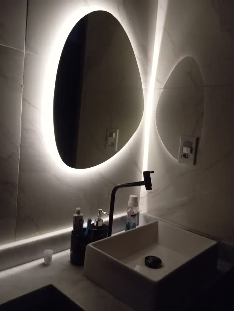 foto de Espelho Led Orgânico 50x60 Sem Fio Lavabo Maquiagem Quarto