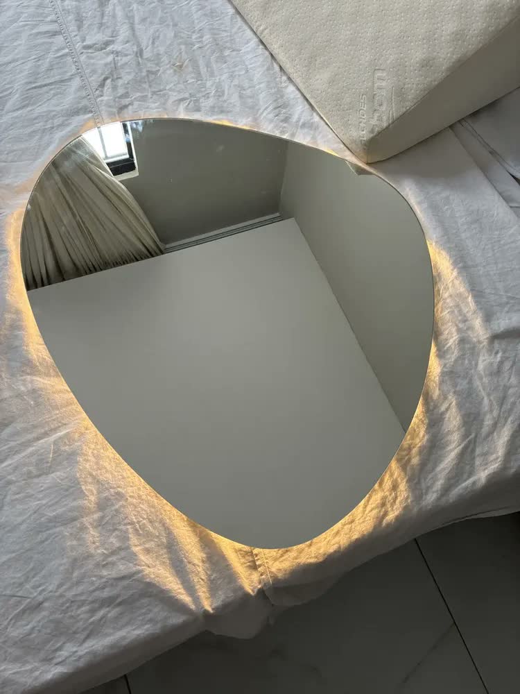 foto de Espelho Led Orgânico 50x60 Sem Fio Lavabo Maquiagem Quarto