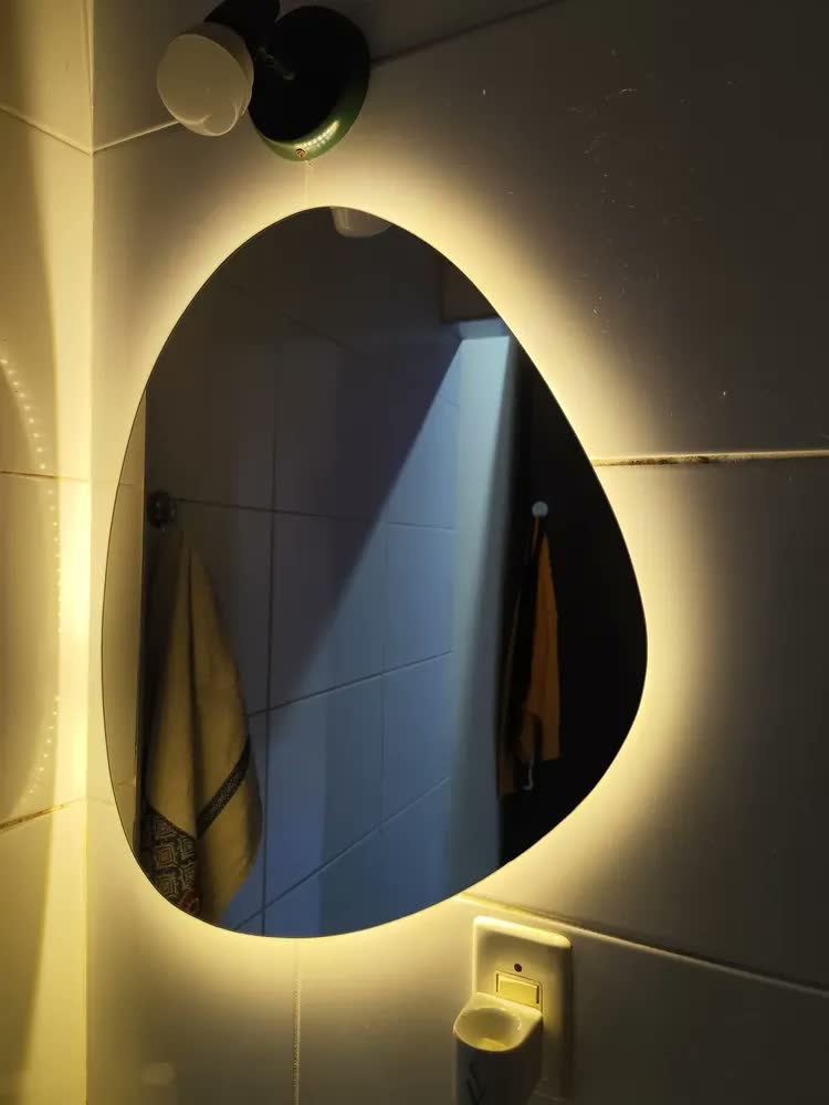 foto de Espelho Led Orgânico 50x60 Sem Fio Lavabo Maquiagem Quarto