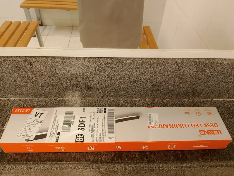 foto de Luminária Barra Led Mesa Monitor 3 Tons Luz Brilho Regulável