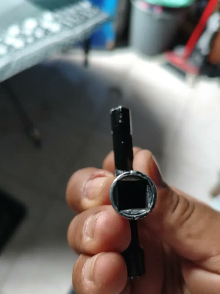 foto de Chave Triângulo Painel Elétrico Ar Condicionado Armario Trem