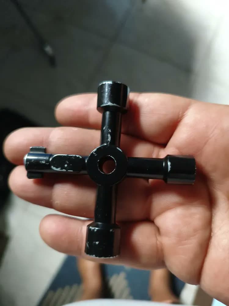 foto de Chave Triângulo Painel Elétrico Ar Condicionado Armario Trem