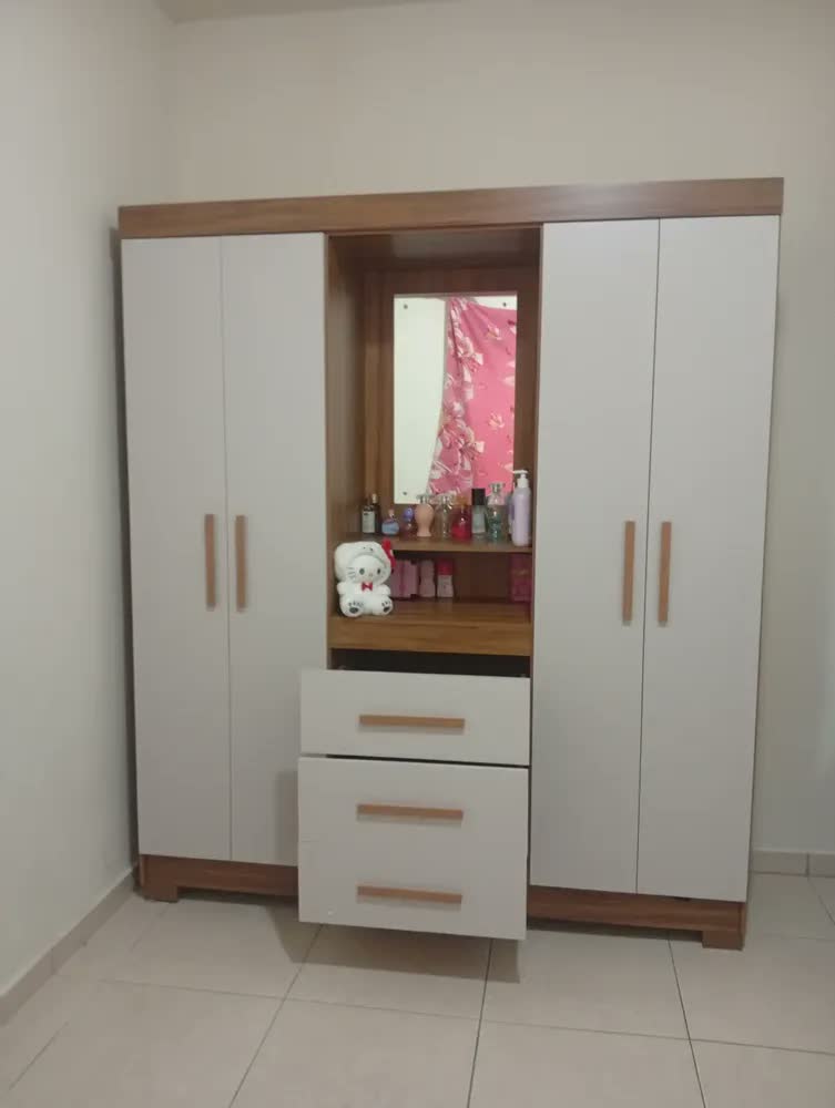 foto de Guarda Roupa Casal 4 Portas Roupeiro Com Gavetas E Espelho Cor Freijó Com Off White
