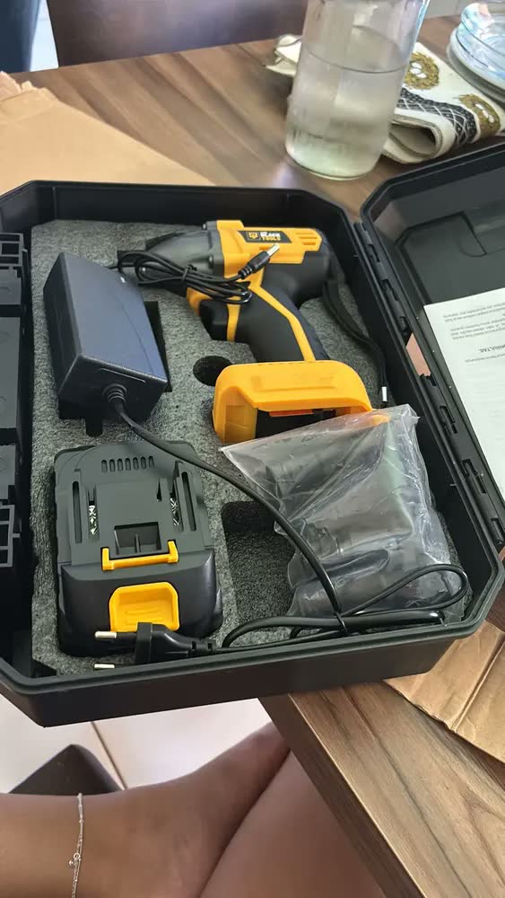 foto de Parafusadeira Furadeira De Impacto A Bateria 21V 3/8” Pol Bivolt 1400 Rpm Com Acessórios The Black Tools