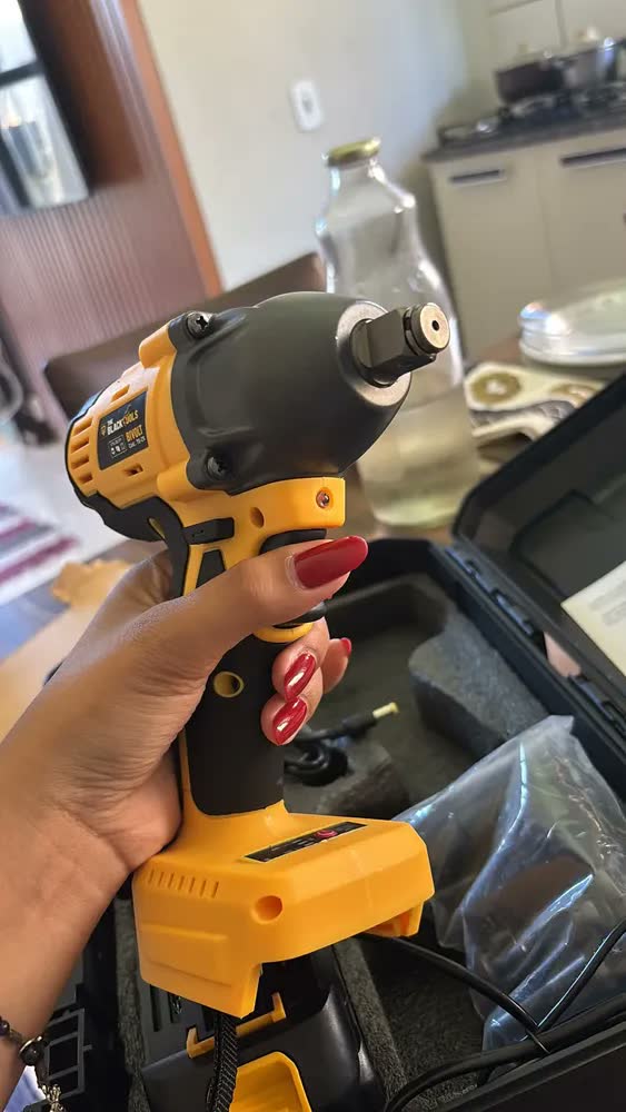 foto de Parafusadeira Furadeira De Impacto A Bateria 21V 3/8” Pol Bivolt 1400 Rpm Com Acessórios The Black Tools