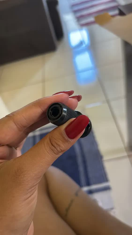 foto de Parafusadeira Furadeira De Impacto A Bateria 21V 3/8” Pol Bivolt 1400 Rpm Com Acessórios The Black Tools