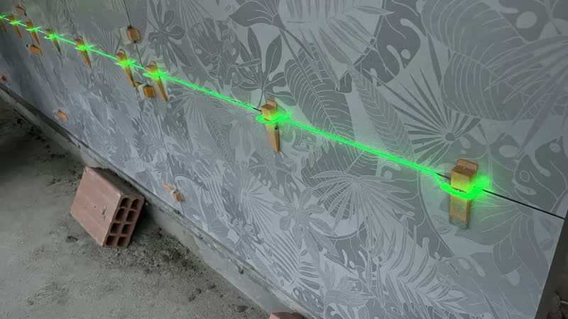 foto de Nivel Laser Dewalt 2 Linhas Verde 30 Metro C/ Maleta + Tripé