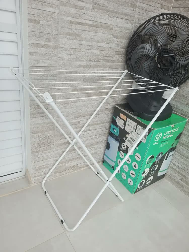 foto de Varal de Chão Casa do Suporte Branco para Roupas, de Aço e até 6 kg