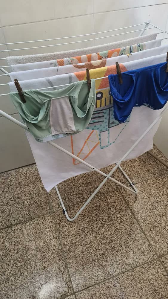 foto de Varal de Chão Casa do Suporte Branco para Roupas, de Aço e até 6 kg