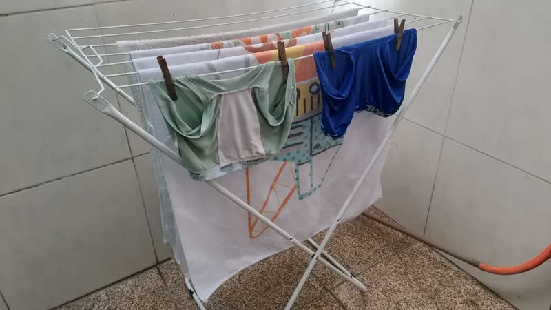 foto de Varal de Chão Casa do Suporte Branco para Roupas, de Aço e até 6 kg