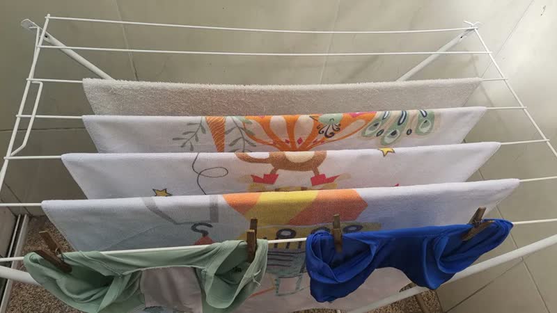 foto de Varal de Chão Casa do Suporte Branco para Roupas, de Aço e até 6 kg