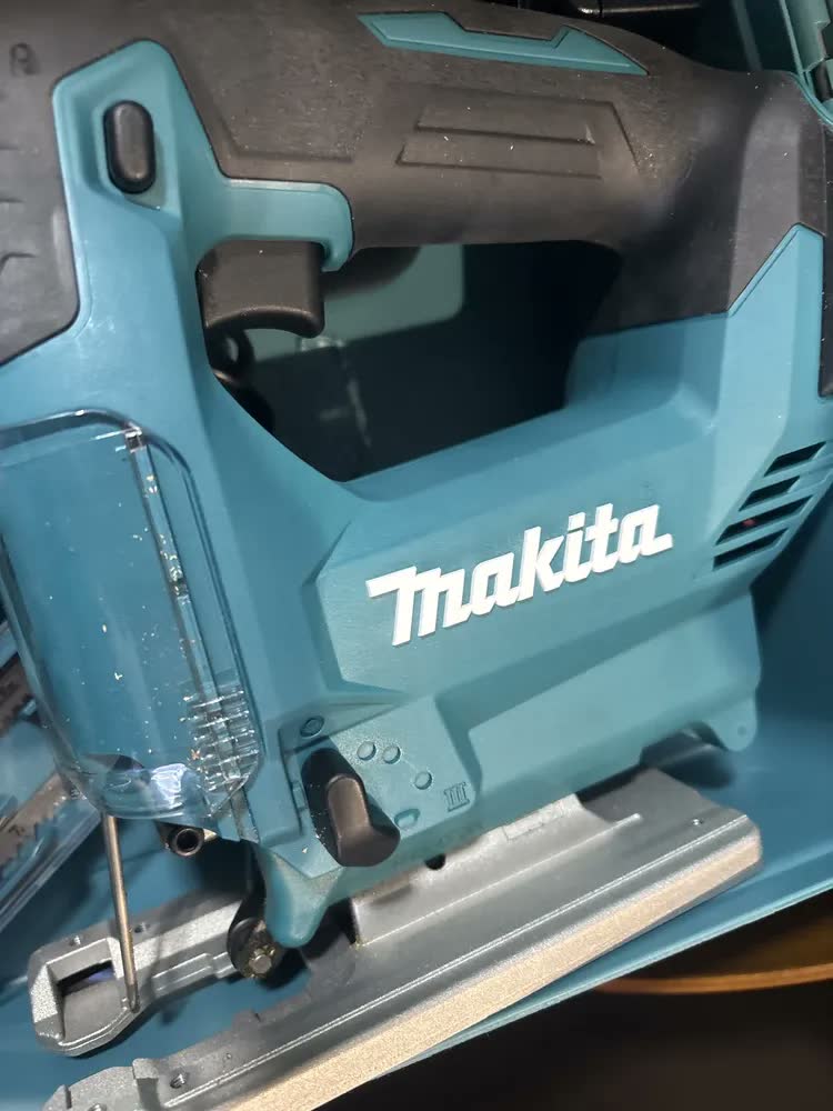 foto de Serra Tico Tico Makita DJV186Z sem bateria sem carregador