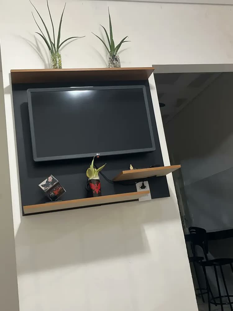 foto de Painel Suspenso Preto/Nature Para TV Até 32