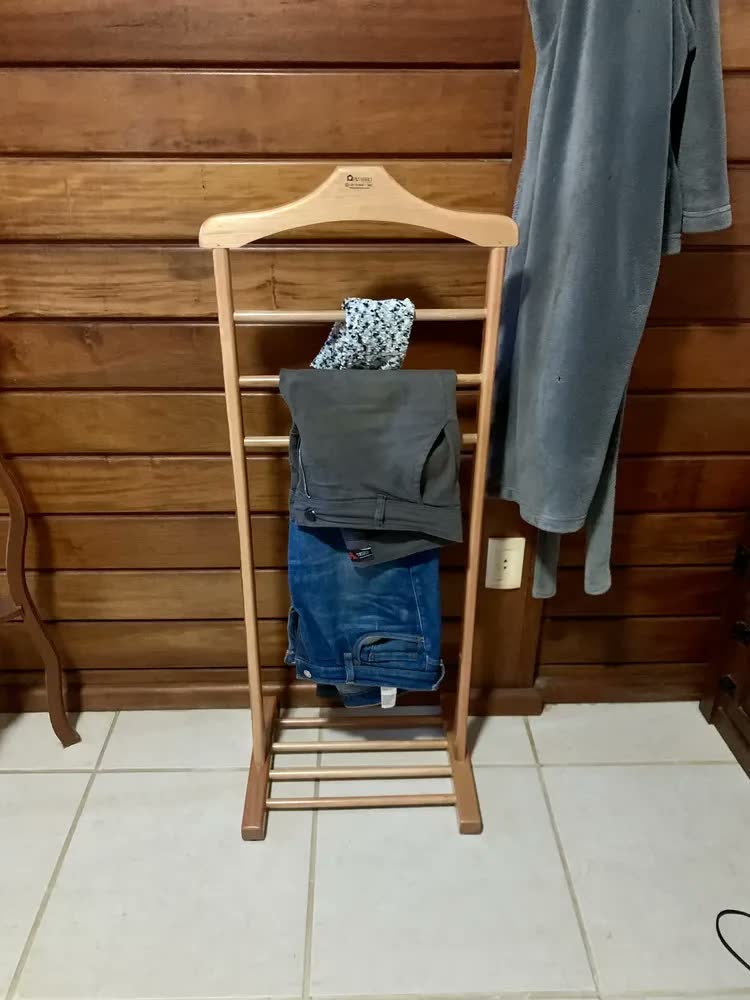 foto de Cabideiro Valet de Chão em Eucalipto Preto Pizarro