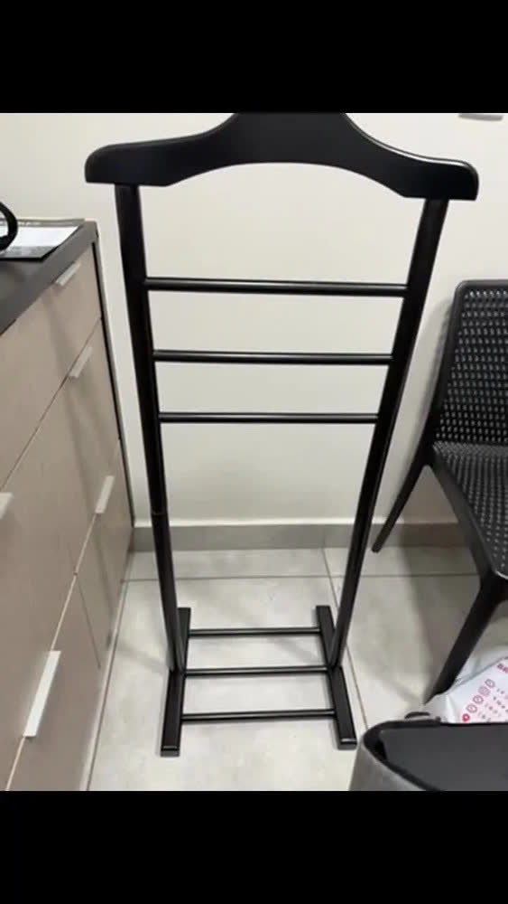 foto de Cabideiro Valet de Chão em Eucalipto Preto Pizarro