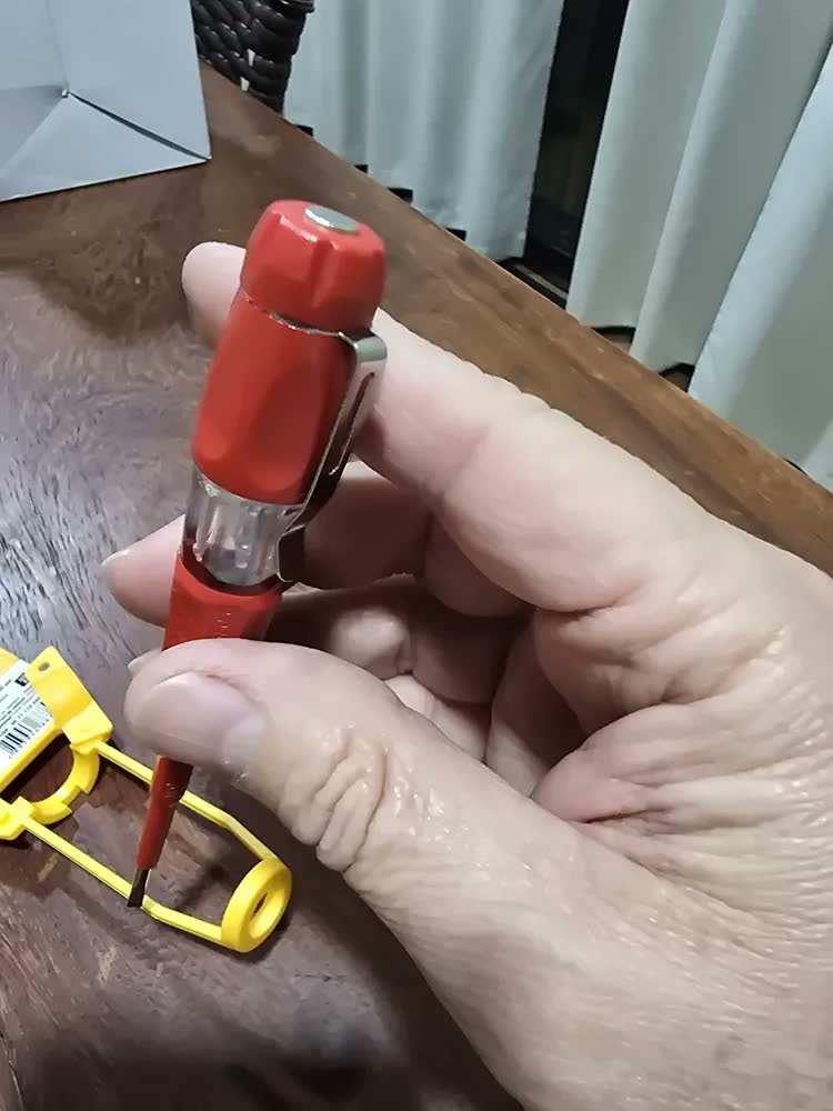 foto de Chave Fenda Teste Elétrico Tensão Isolada Vde 140mm Vonder Vermelho