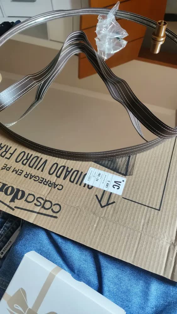 foto de Espelho Adnet Escritório Alça Em Couro 60cm C/ Suporte Pino Moldura Preto