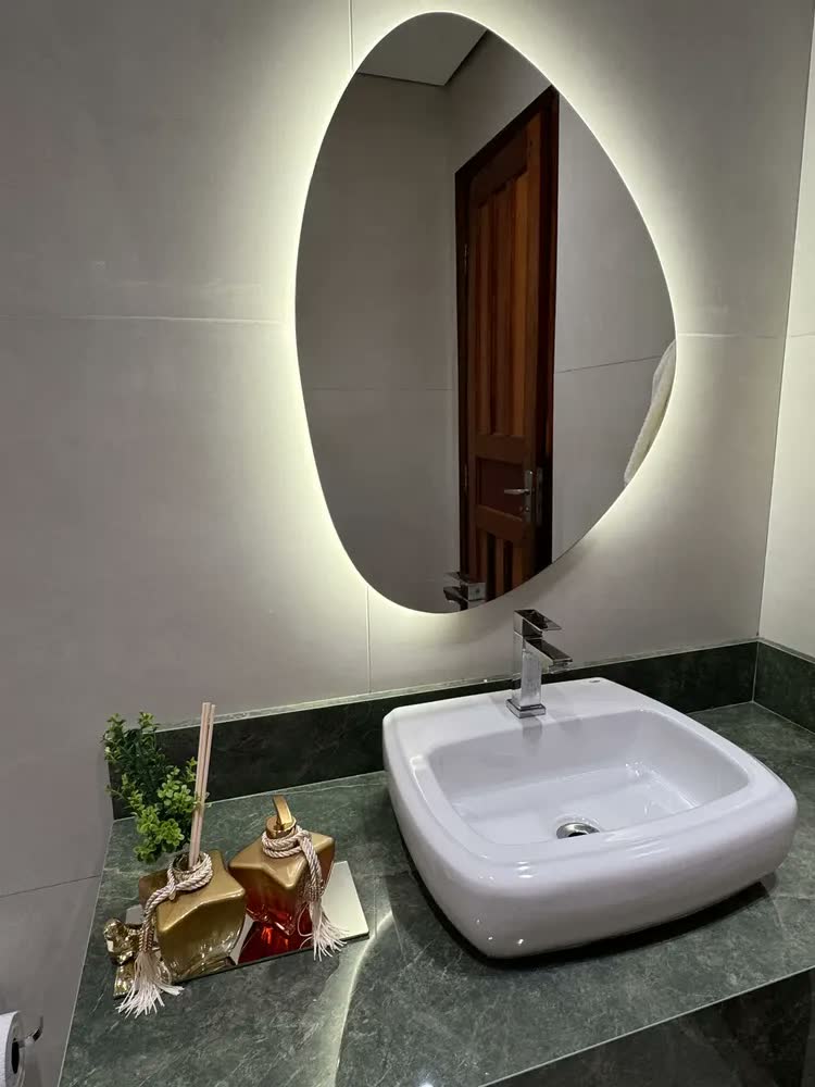 foto de Espelho Orgânico com LED 80x60cm Jade Para Banheiro EspelhoBarato