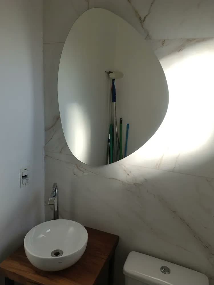 foto de Espelho Orgânico com LED 80x60cm Jade Para Banheiro EspelhoBarato