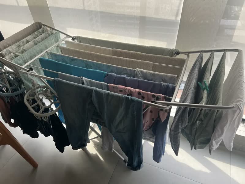 foto de Varal De Chão Alumínio 160cm Grande Ñ Enferruja Retrátil Portátil Para Roupas Com Abas Reforçado
