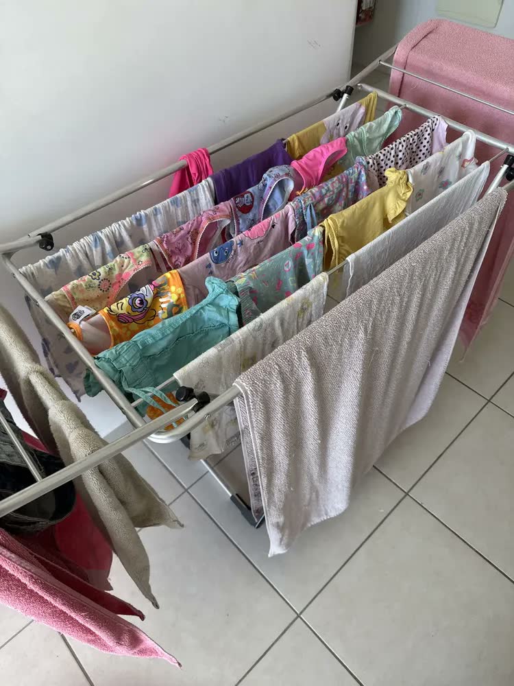 foto de Varal De Chão Alumínio 160cm Grande Ñ Enferruja Retrátil Portátil Para Roupas Com Abas Reforçado