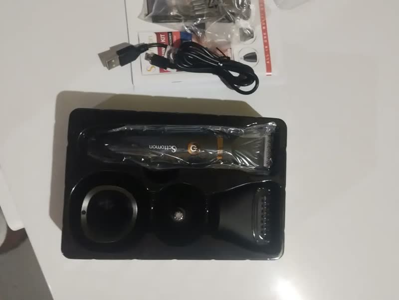 foto de All-in Barbeador Eletrico Aparador de Pelos 3-em-1 Homen Shaver Aparelho de Barbear a prova da agua Nariz Barba Corpo Cabelo com Base B-0791BK