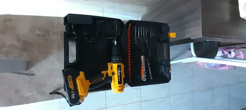 foto de Parafusadeira Furadeira De Impacto Sem Fio Com 2 Baterias 21V + Kit 300 Peças Brocas e Buchas E Luva Pigmentada