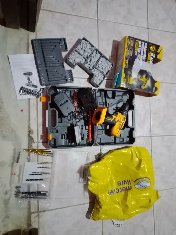 foto de Parafusadeira Furadeira De Impacto Sem Fio Com 2 Baterias 21V + Kit 300 Peças Brocas e Buchas E Luva Pigmentada