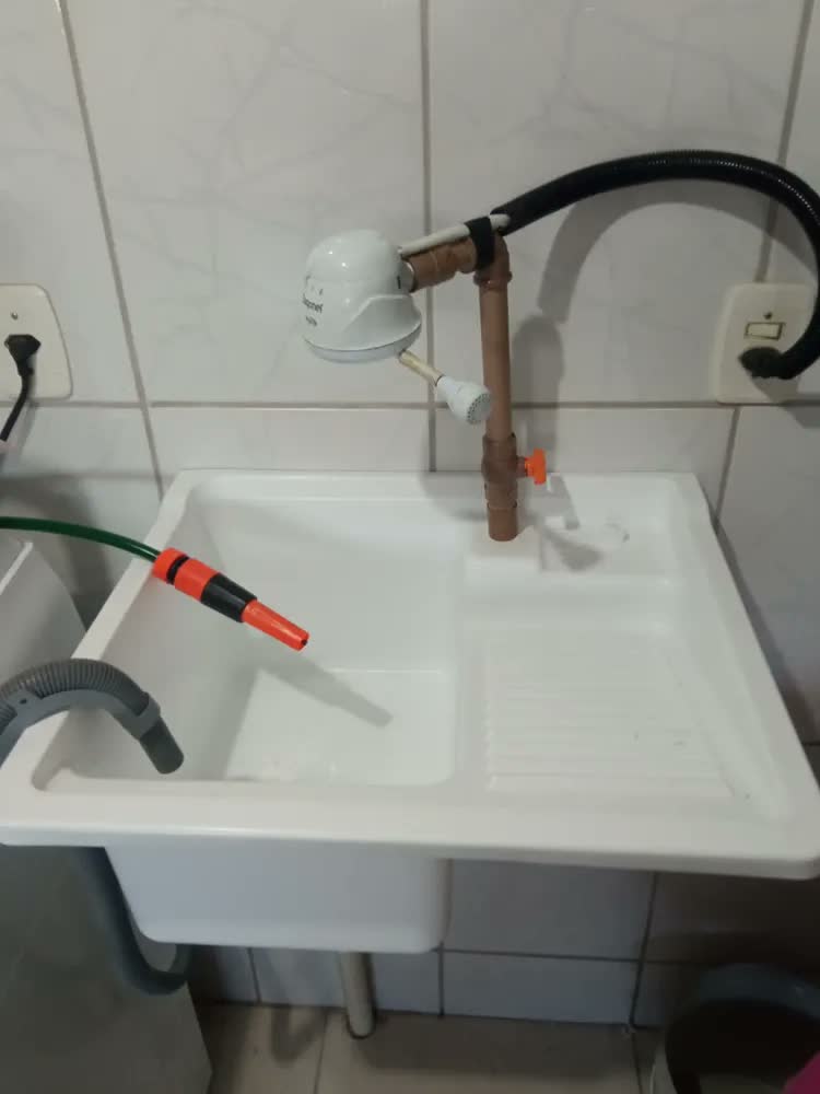 foto de Tanque De Lavar Roupa 30l Lateral De Plástico Fixo Na Parede Cinza