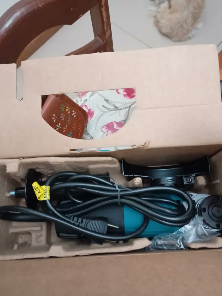 foto de Esmerilhadeira Lixadeira Makita Angular Madeira Aluminio