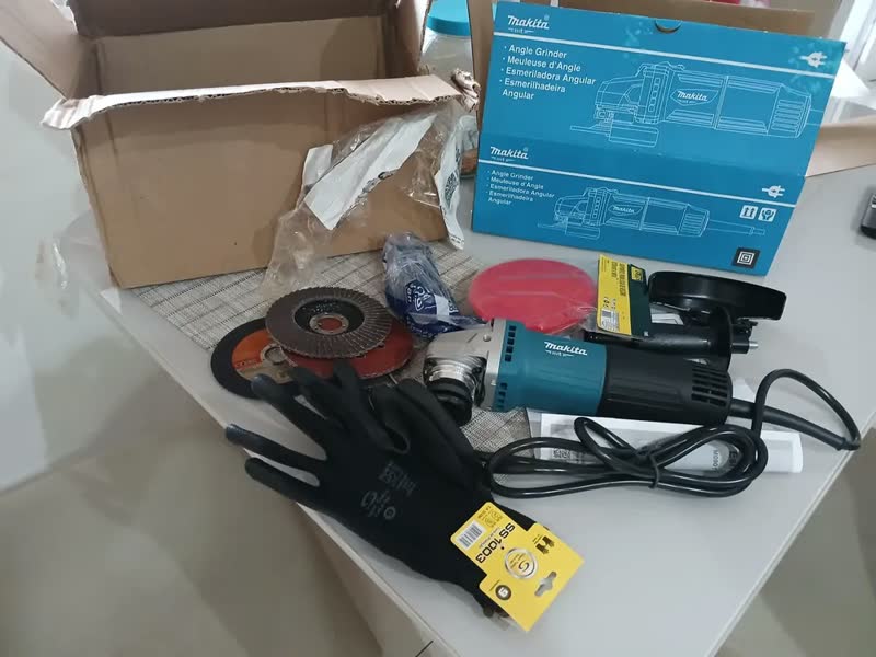 foto de Esmerilhadeira Lixadeira Makita Angular Madeira Aluminio