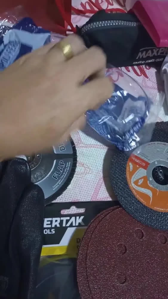 foto de Esmerilhadeira Lixadeira Makita Angular Madeira Aluminio
