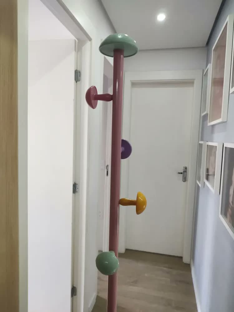 foto de Mancebo Cabideiro Chão Multiuso Metal Ganchos 1.69m Cogumelo