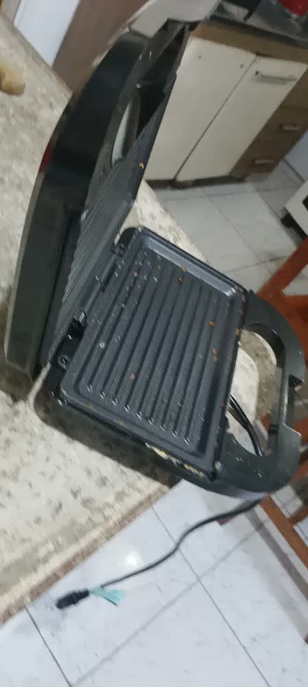 foto de Sanduicheira Elétrica Grill Unitemmi Preto Antiaderente 750W
