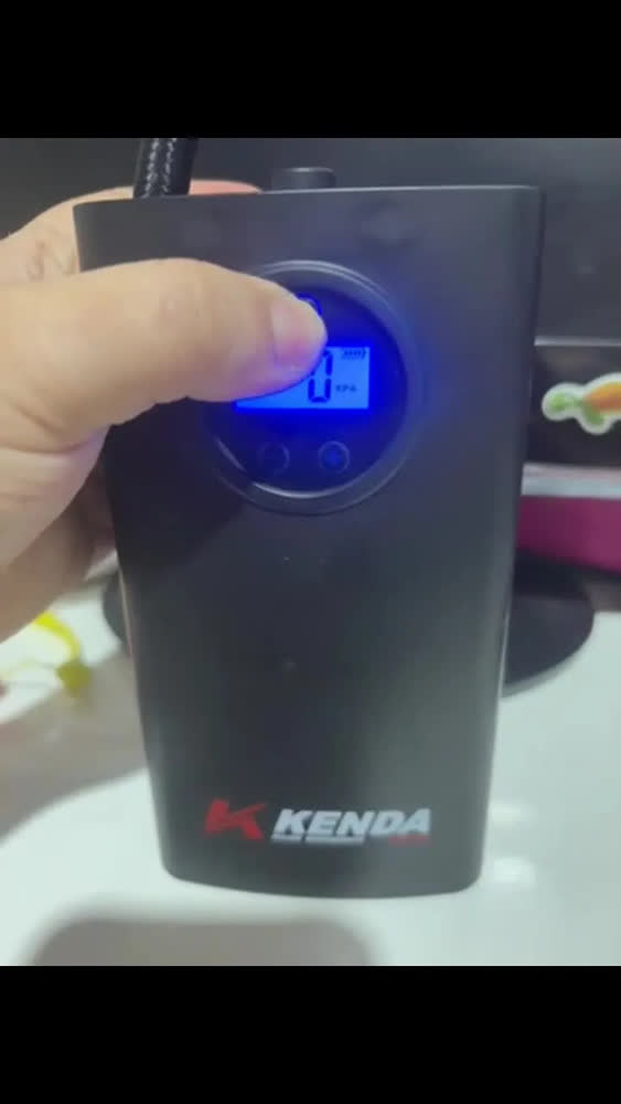 foto de Mini Compressor Portátil Bateria Usb Pneus Moto Carro Bike Cor Preto