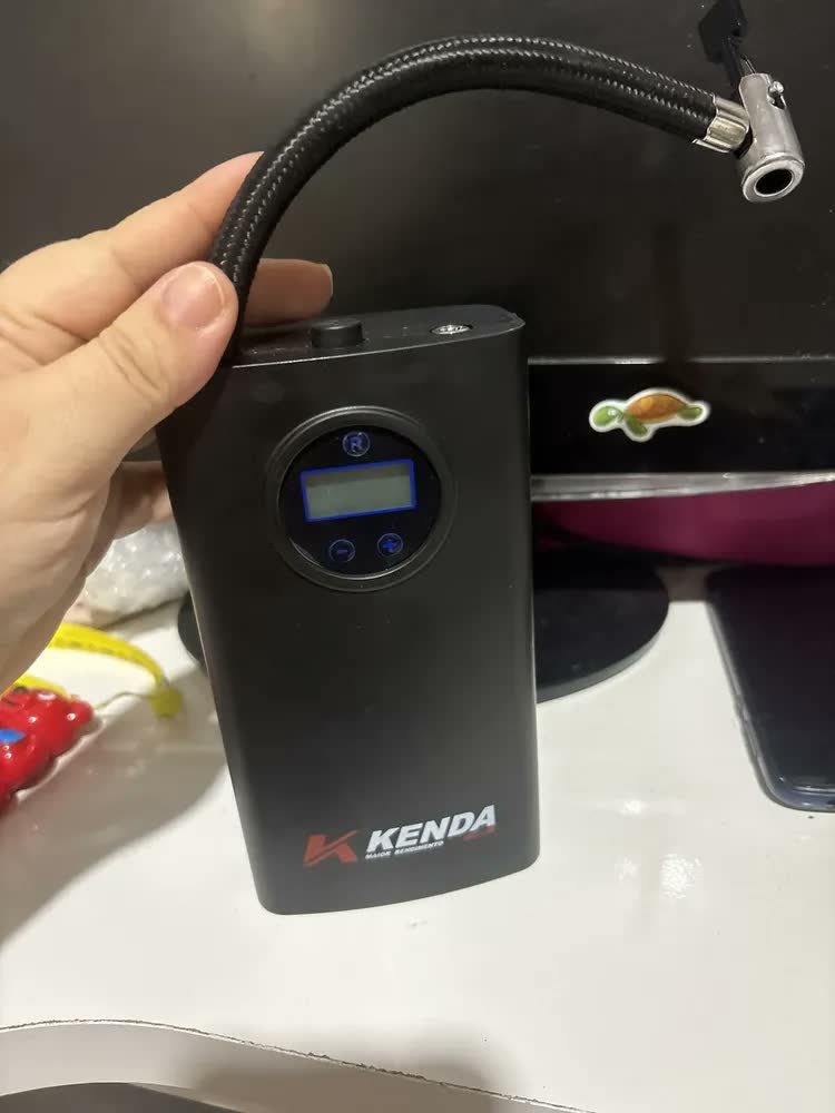 foto de Mini Compressor Portátil Bateria Usb Pneus Moto Carro Bike Cor Preto