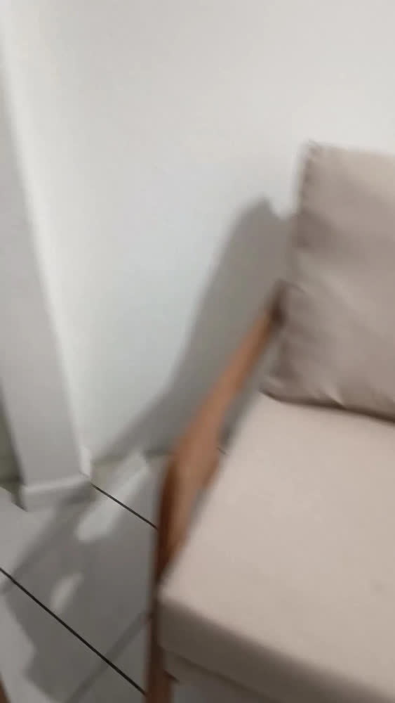 foto de Poltrona Mona Decorativa Luxo Veludo Linho Sala Confortavel