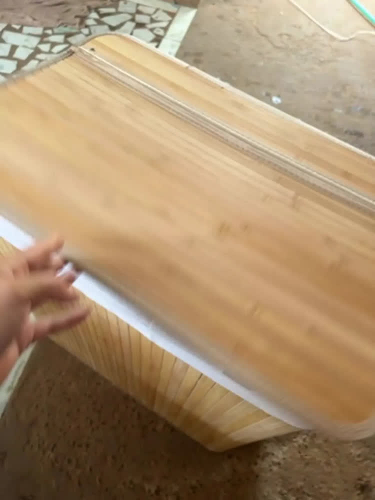 foto de Cesto de roupa suja de 3 seções Songmics 150l com tampa de bambu