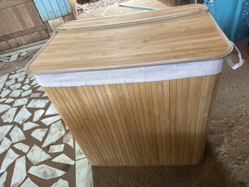 foto de Cesto de roupa suja de 3 seções Songmics 150l com tampa de bambu