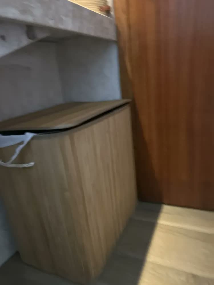 foto de Cesto de roupa suja de 3 seções Songmics 150l com tampa de bambu