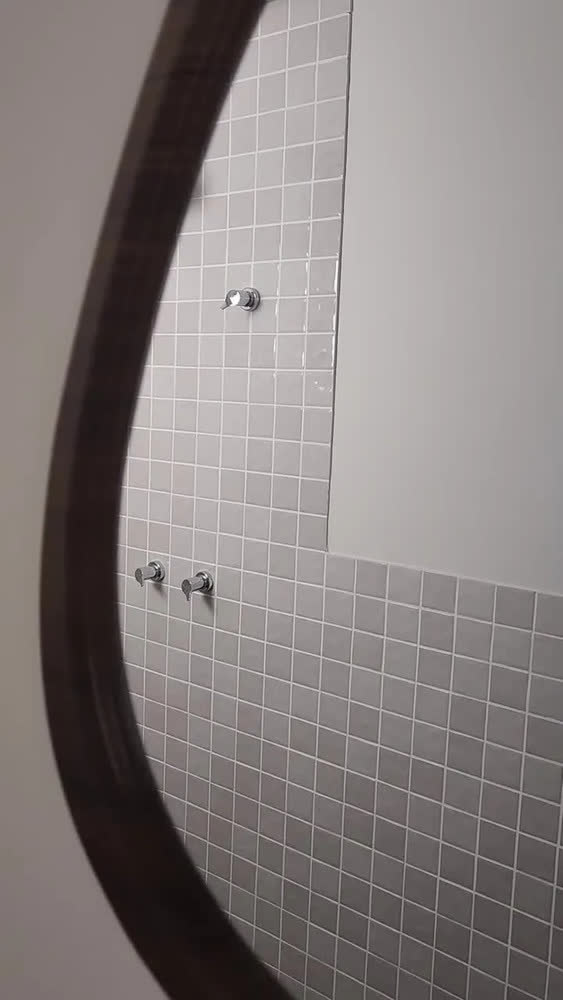 foto de Espelho Formato Orgânico - Moldura Estilo Cor Madeira Escura Marrom-escuro