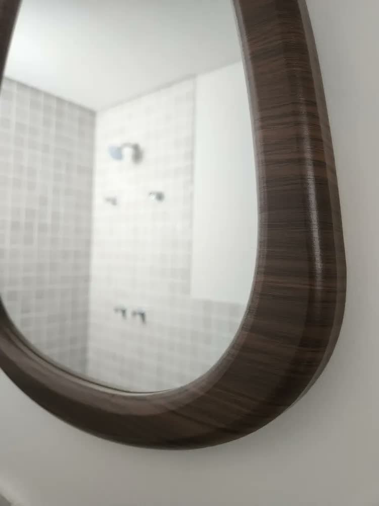 foto de Espelho Formato Orgânico - Moldura Estilo Cor Madeira Escura Marrom-escuro