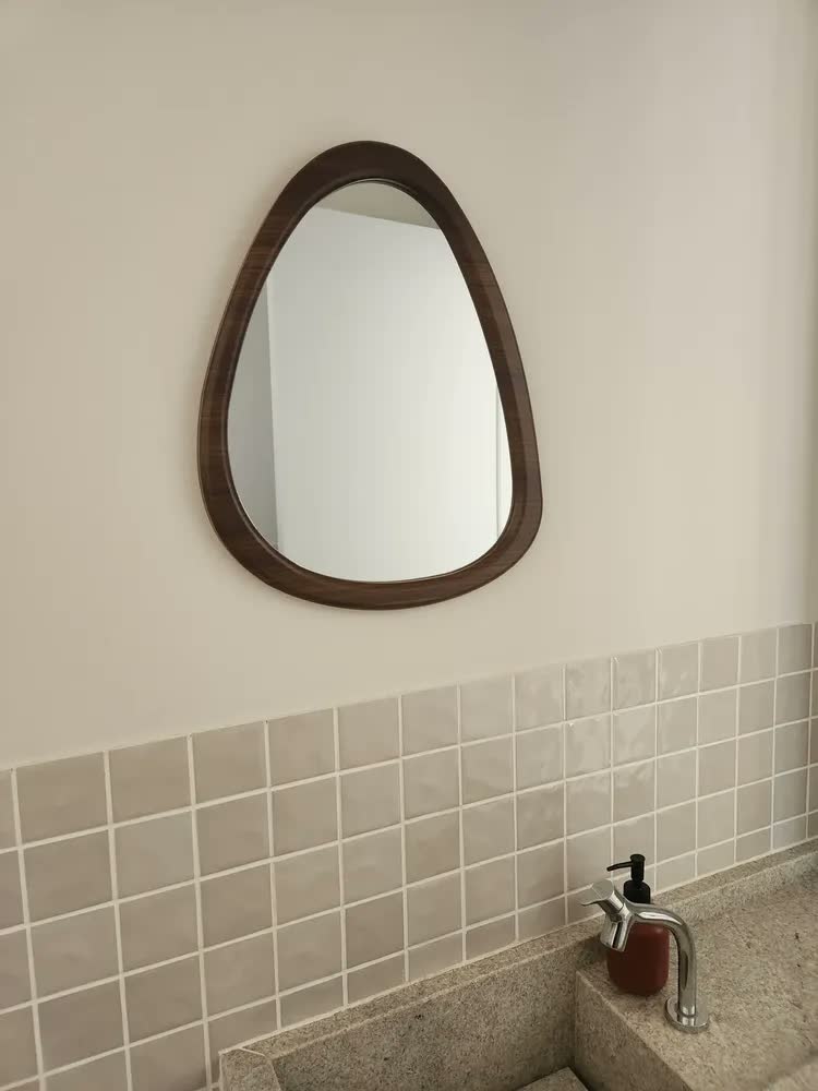 foto de Espelho Formato Orgânico - Moldura Estilo Cor Madeira Escura Marrom-escuro