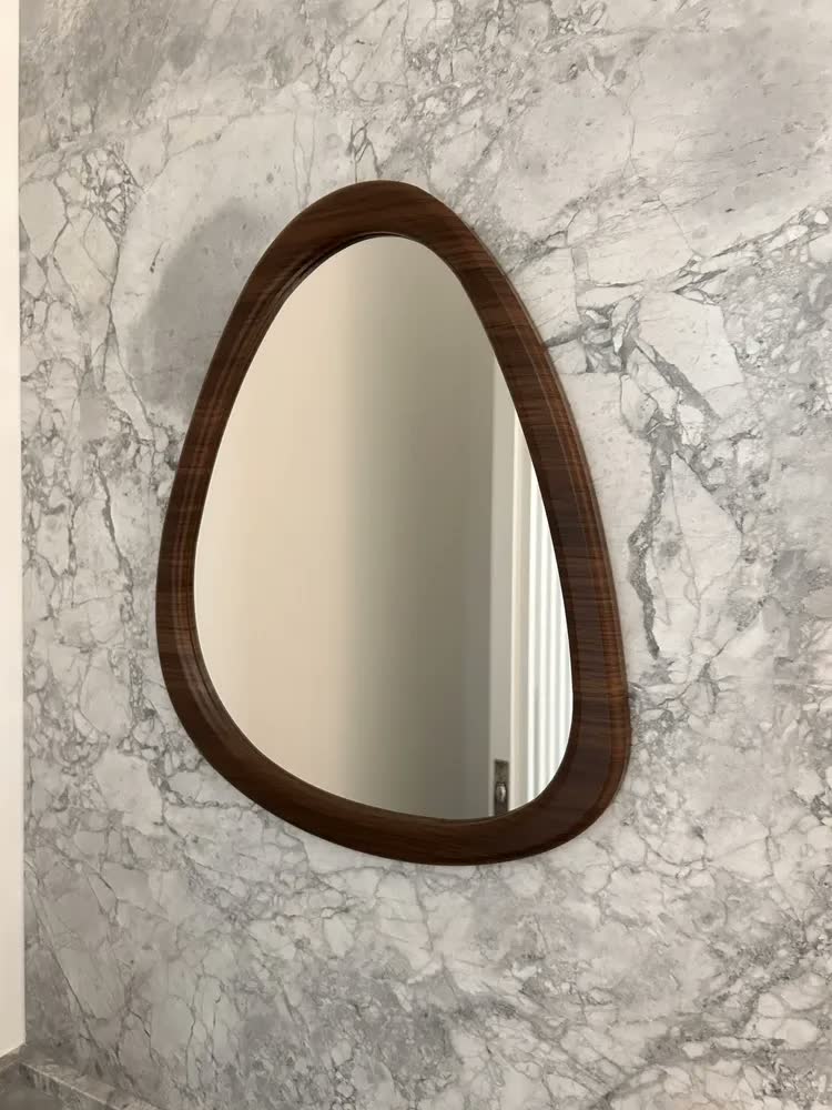 foto de Espelho Formato Orgânico - Moldura Estilo Cor Madeira Escura Marrom-escuro