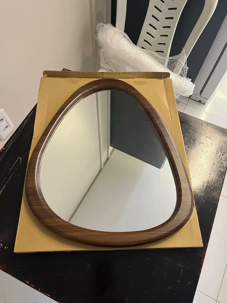 foto de Espelho Formato Orgânico - Moldura Estilo Cor Madeira Escura Marrom-escuro