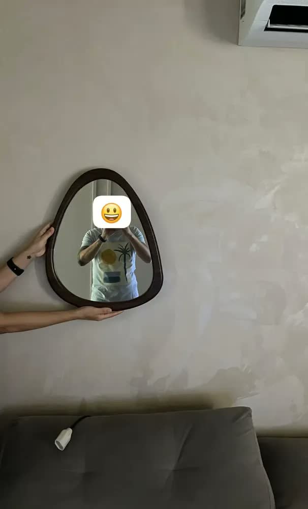foto de Espelho Formato Orgânico - Moldura Estilo Cor Madeira Escura Marrom-escuro